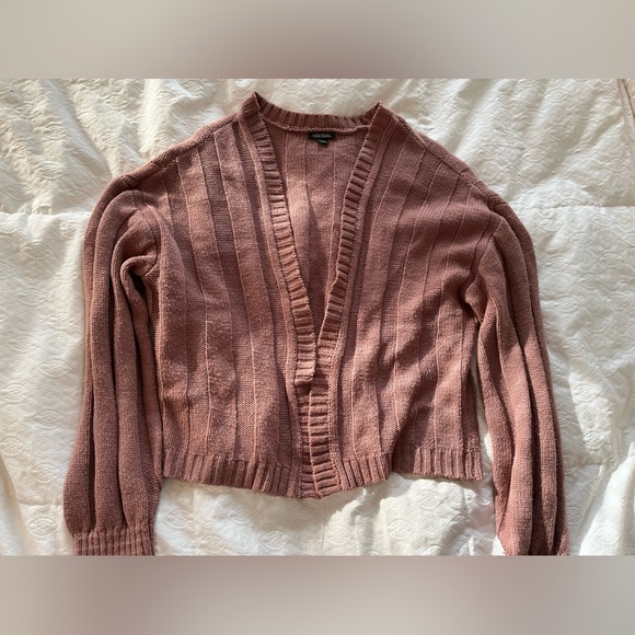 Winter essential: cozy muted pink sweater - Picture 2 of 9